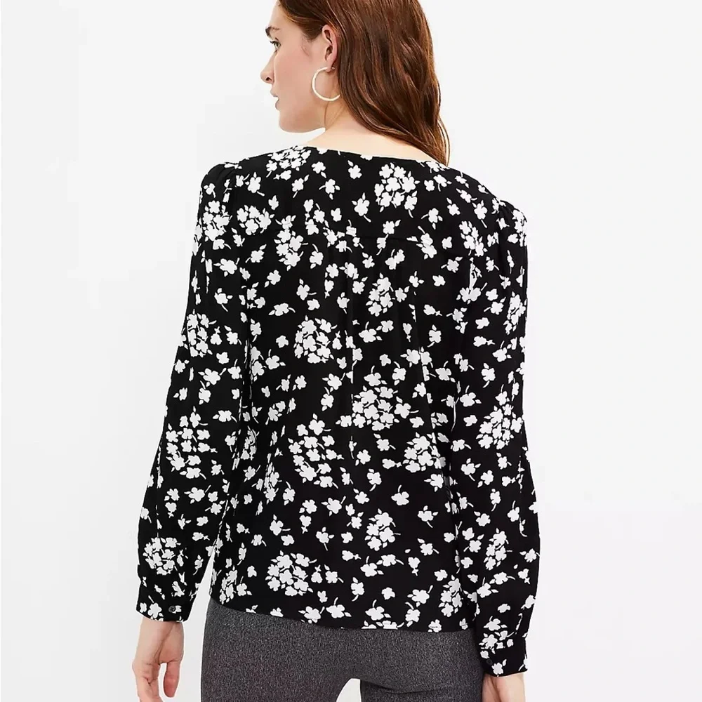 NWOT Loft Floral V-Neck Button Blouse (Lp) - Picture 4 of 12